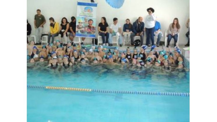 Academias do Núcleo de Atividades Físicas participam da maior aula de natação do mundo