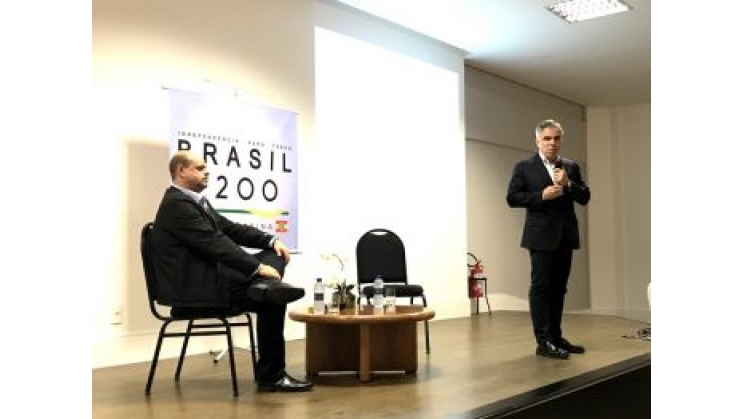 Flávio Rocha fala do Movimento Brasil 200 para empresário em Blumenau